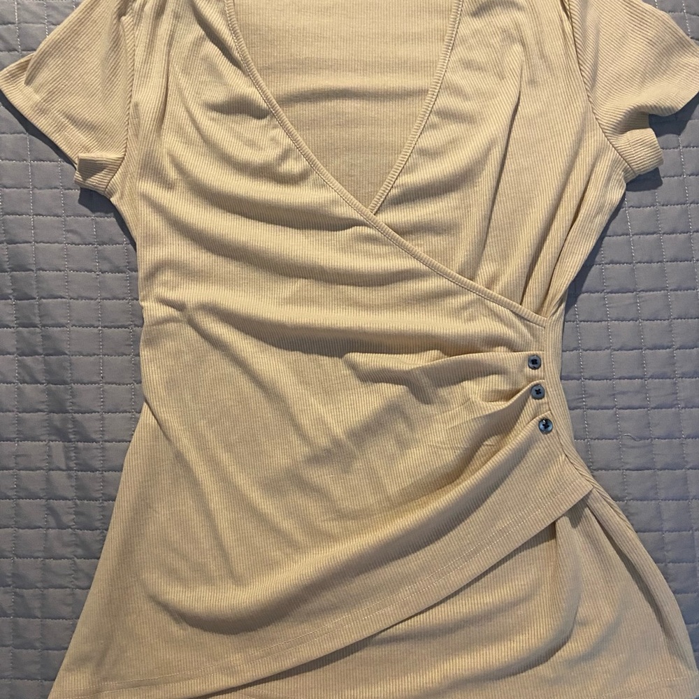 Ribbed short sleeves top with pretty button detail